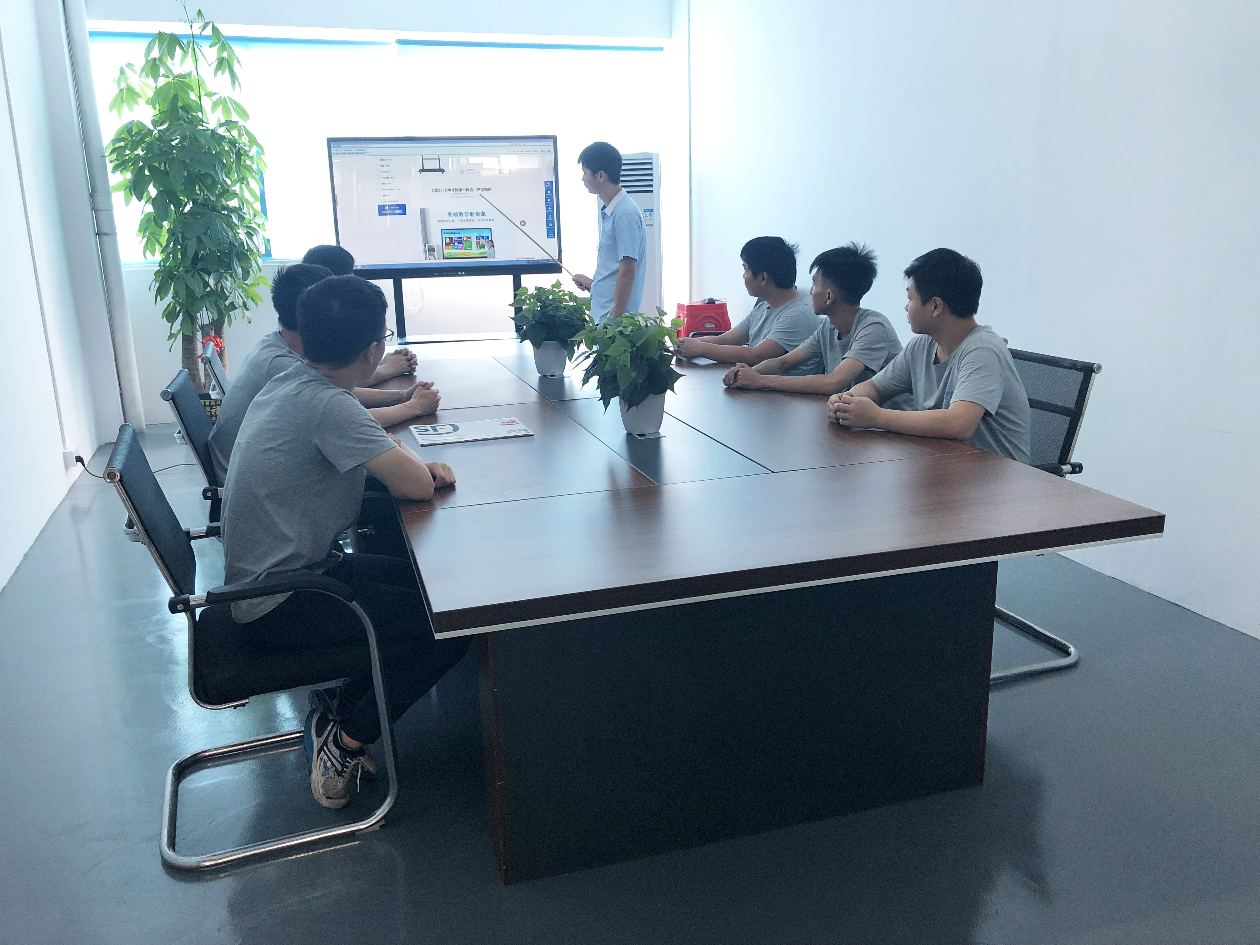 國內(nèi)直播市場引領(lǐng)觸摸一體機(jī)行業(yè)風(fēng)潮